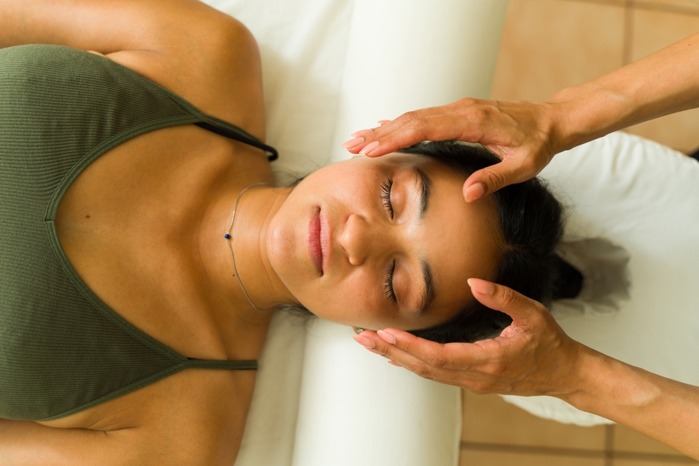 Nurse using Reiki with a patient